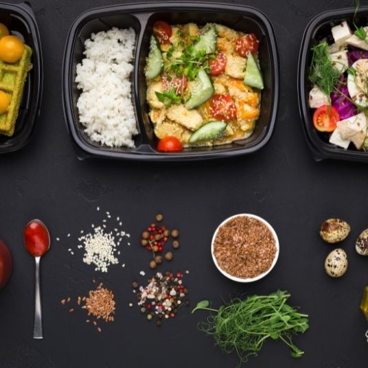 Nie masz czasu gotować? Te rozwiązania pozwolą Ci zadbać o dobrą dietę